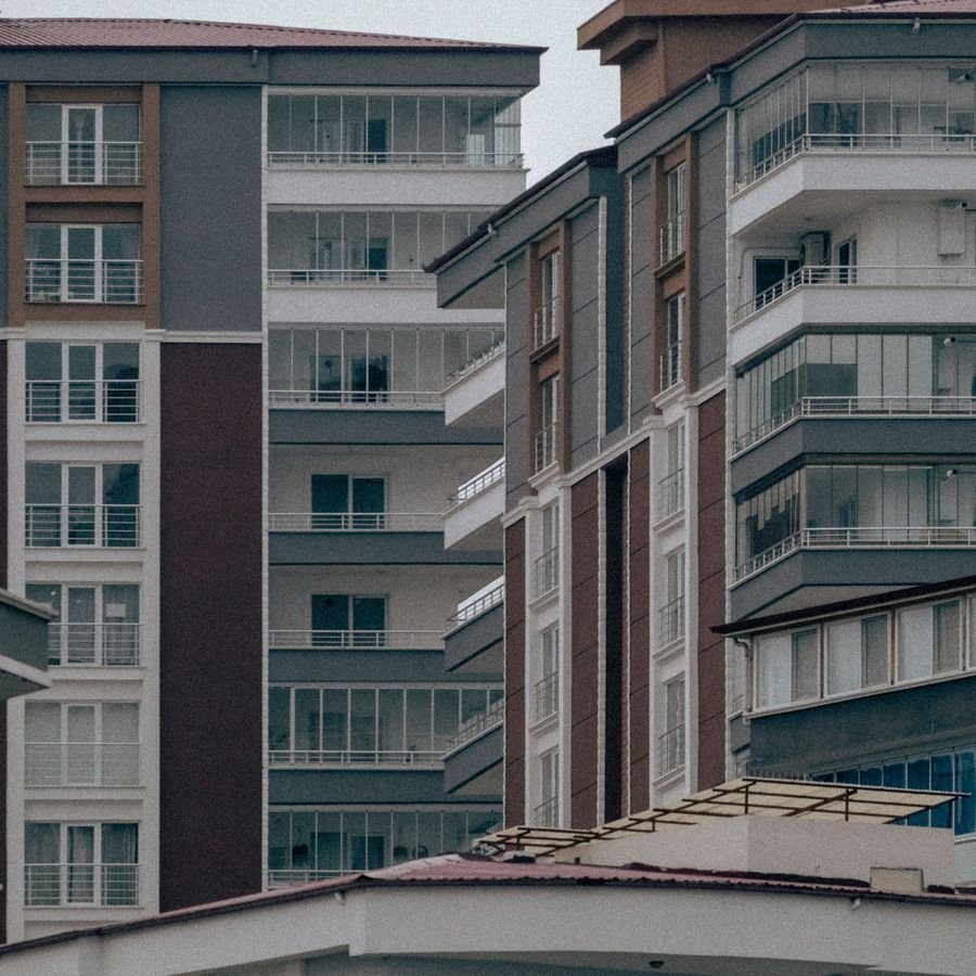 Vários prédios residenciais vizinhos, vistos de fora