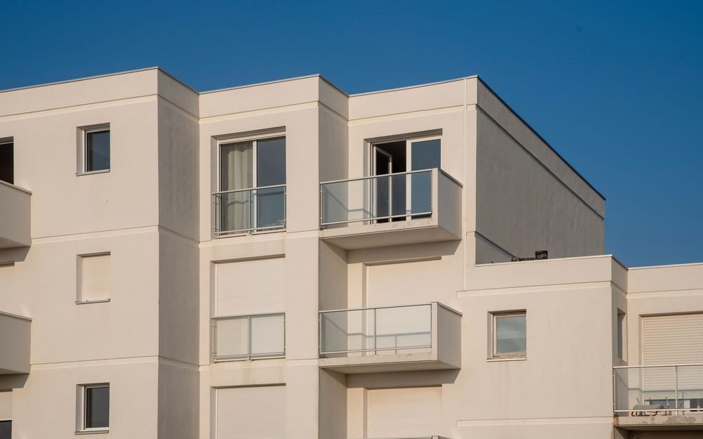 Fachada de um prédio residencial com varandas