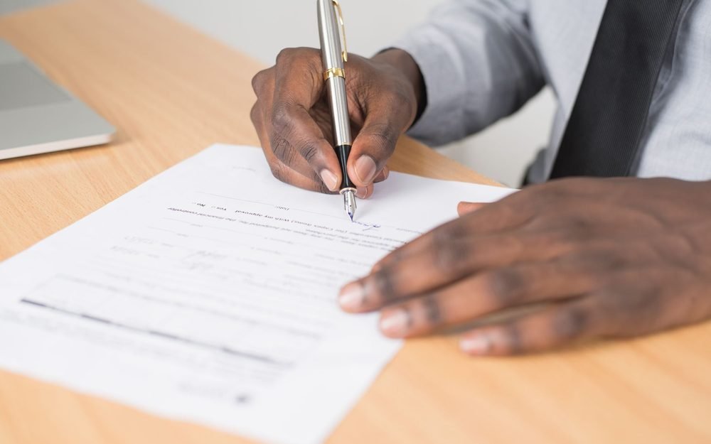 Assinatura de um contrato sobre a mesa de um escritório